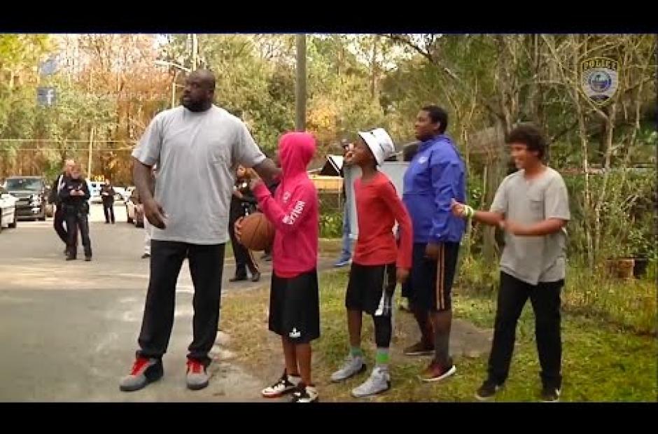 Shaq Surprises & Plays Basketball With Gainesville Cop & Florida Kids